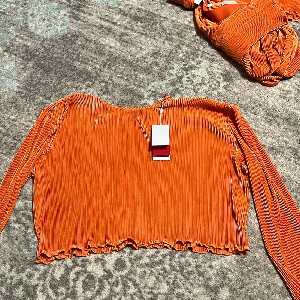 Q2 Pleated Round Neck Crop Top